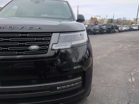 Certified 2025 Land Rover Range Rover SE image 24