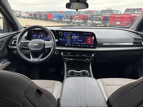 Used 2025 Chevrolet Traverse LT image 16