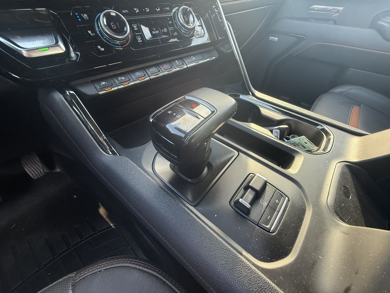 Used 2024 GMC Sierra 1500 AT4 w/ Technology Package AWD/4WD image 17