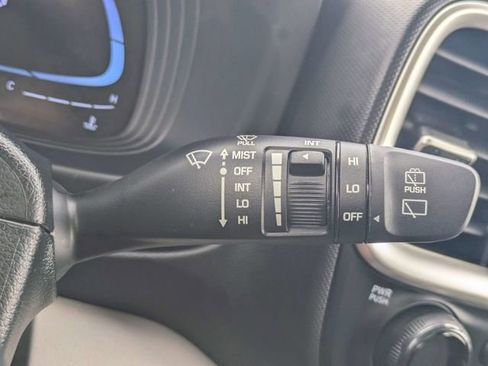 Used 2025 Hyundai Venue SEL image 28