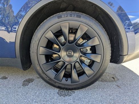 Used 2022 Tesla Model Y Long Range image 16