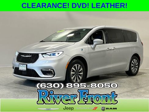 Used 2022 Chrysler Pacifica Touring-L image 1