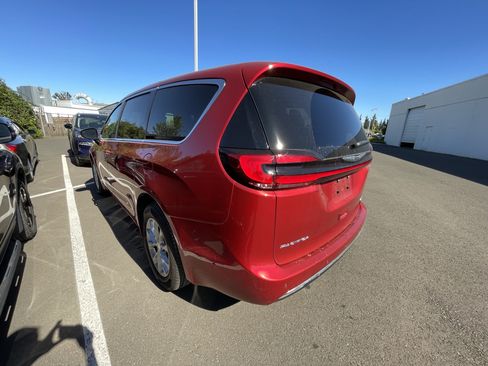 Used 2025 Chrysler Pacifica Select AWD/4WD image 2