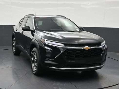 Used 2025 Chevrolet Trax LT FWD image 8