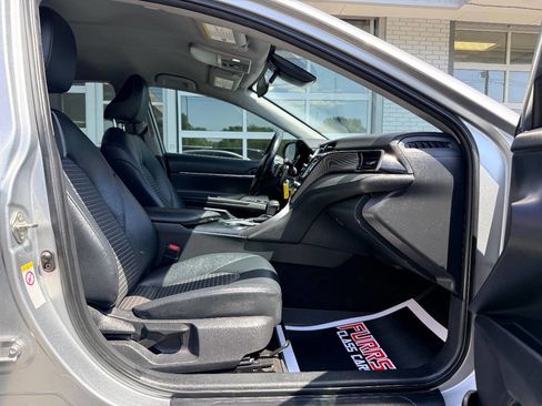 Used 2019 Toyota Camry SE image 34