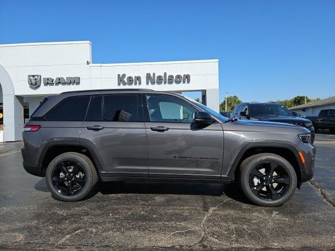 New 2025 Jeep Grand Cherokee Limited w/ Luxury Tech Group II image 16