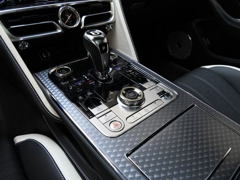 New 2025 Bentley Flying Spur Plug-In Hybrid image 18