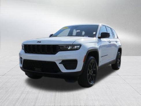 New 2025 Jeep Grand Cherokee Altitude image 7