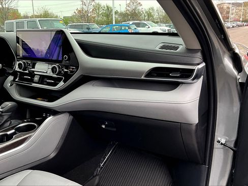 Used 2026 Toyota Highlander Platinum image 15