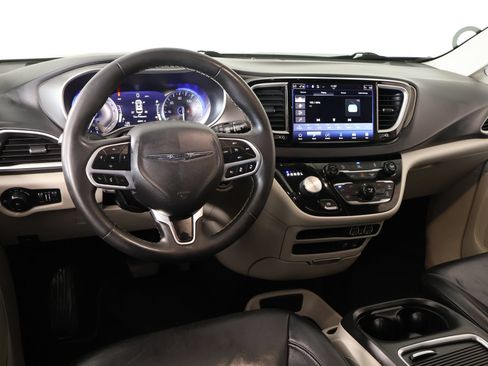 Used 2022 Chrysler Pacifica Touring-L FWD image 2