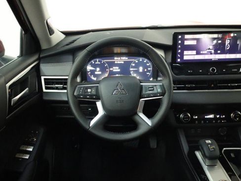 New 2025 Mitsubishi Outlander SE image 17