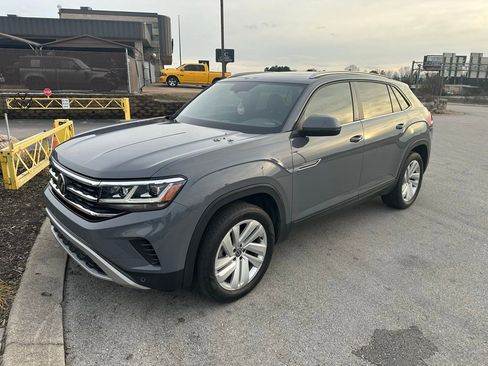 Used 2022 Volkswagen Atlas Cross Sport SE image 2