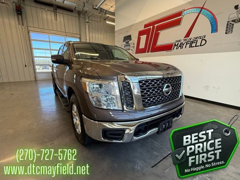 Used 2018 Nissan Titan SV image 1