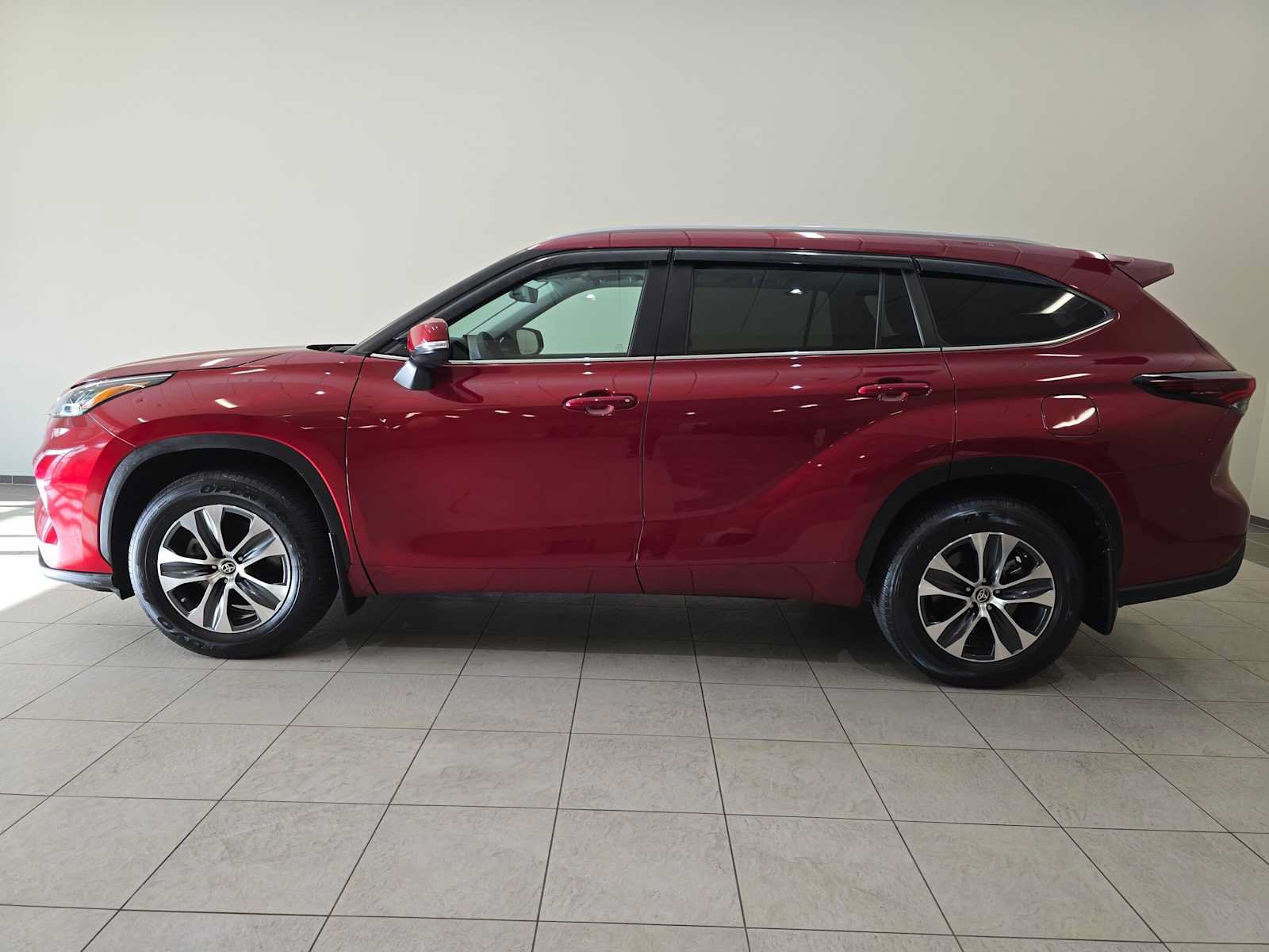 Used 2024 Toyota Highlander XLE AWD/4WD image 3