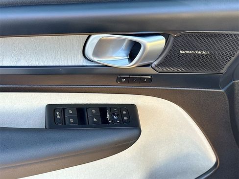 Used 2025 Volvo XC40 B5 Ultra w/ Protection Package Premier image 21