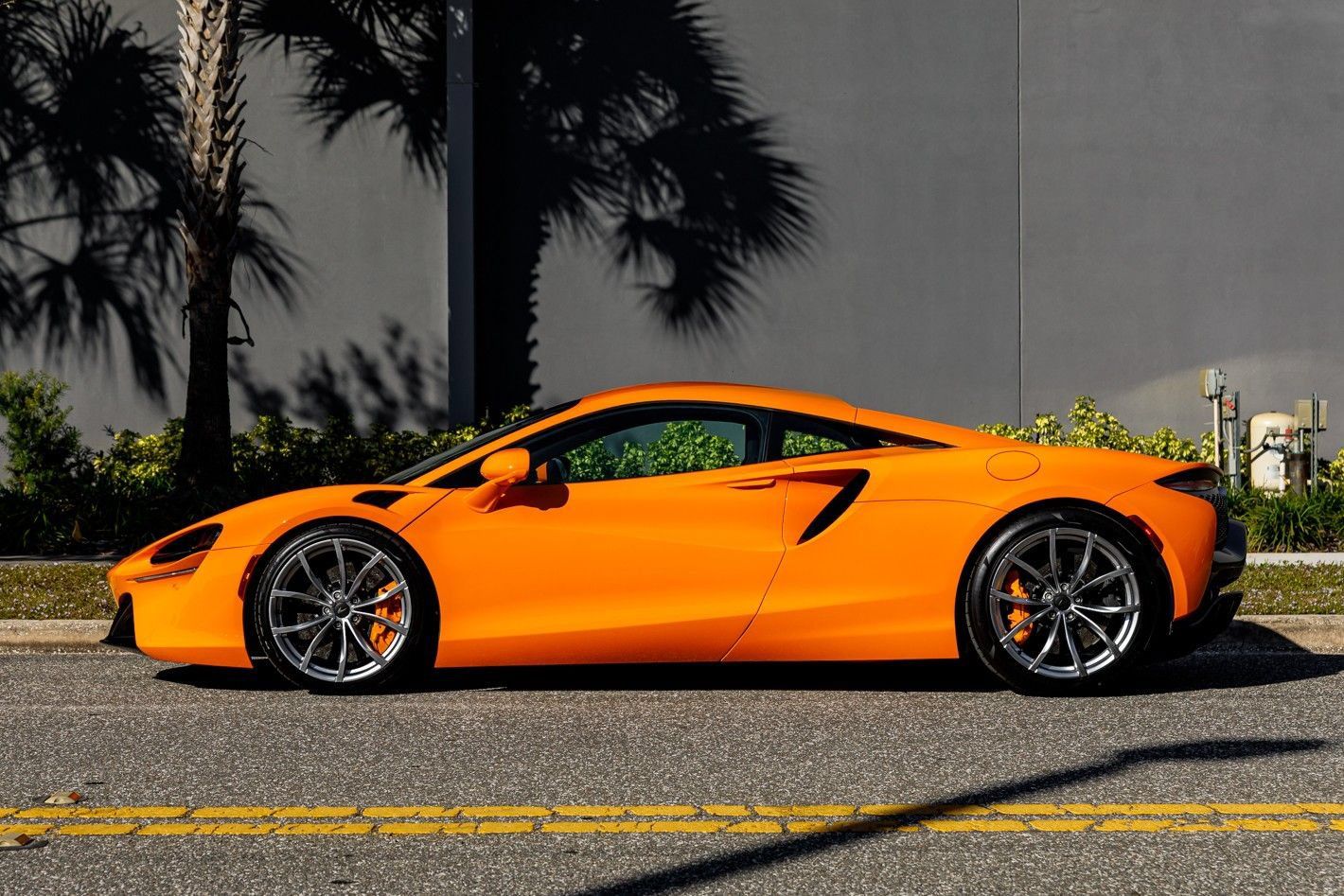 Used 2025 McLaren Artura RWD image 21
