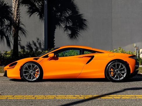 Used 2025 McLaren Artura RWD image 21