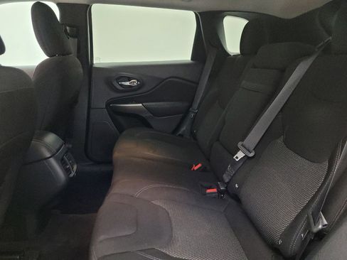 Used 2019 Jeep Cherokee Latitude w/ Cold Weather Group AWD/4WD image 18