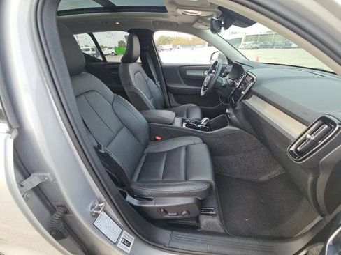 Used 2025 Volvo XC40 B5 Plus image 9