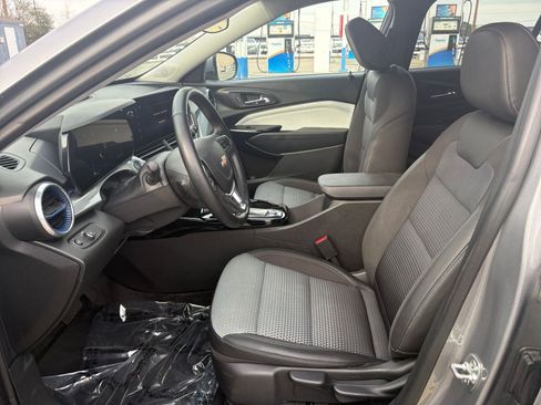 Used 2025 Chevrolet Trax LT w/ LT Convenience Package image 24
