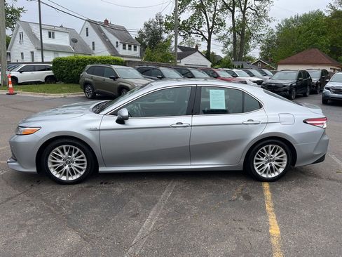 Used 2018 Toyota Camry XLE FWD image 8