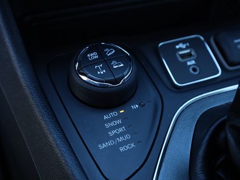 Used 2020 Jeep Cherokee Trailhawk w/ Technology Group image 13