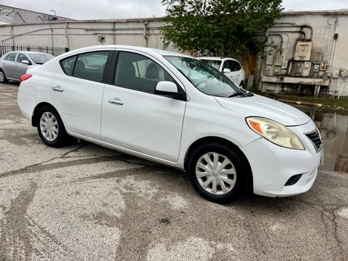 Used 2013 Nissan Versa SV image 2