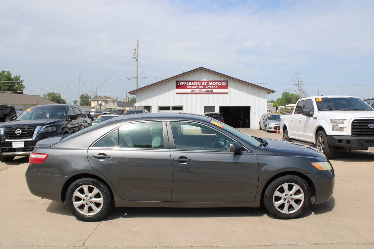 Used 2009 Toyota Camry LE FWD image 1