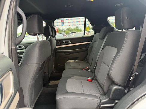Used 2017 Ford Explorer XLT w/ Equipment Group 201A AWD/4WD image 18