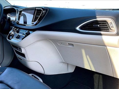 Used 2024 Chrysler Pacifica Touring-L image 13