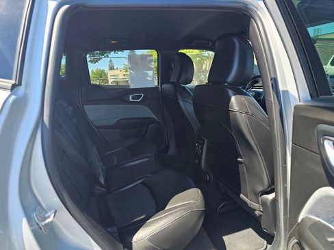 Used 2024 Jeep Compass Latitude image 12