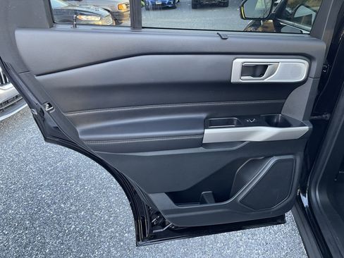 Used 2023 Ford Explorer Limited w/ Limited Technology Package image 16