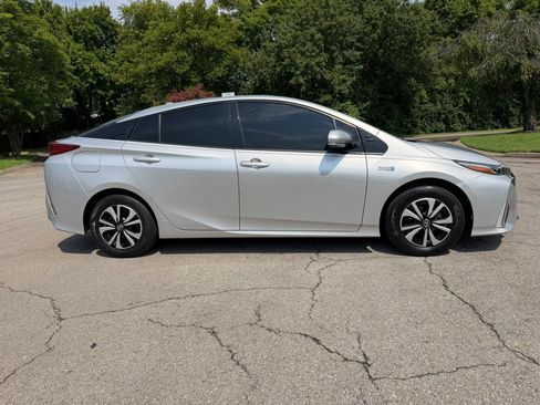Used 2017 Toyota Prius Prime Premium FWD image 4