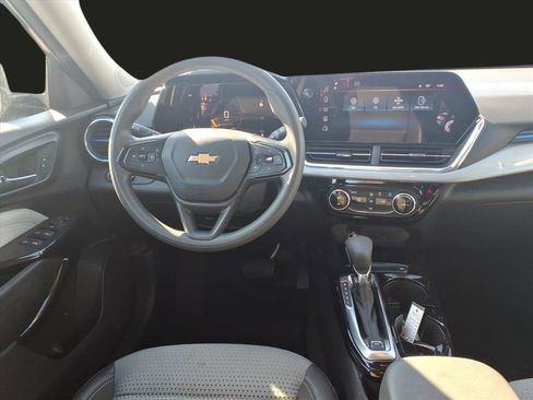 Used 2025 Chevrolet Trax LT image 3