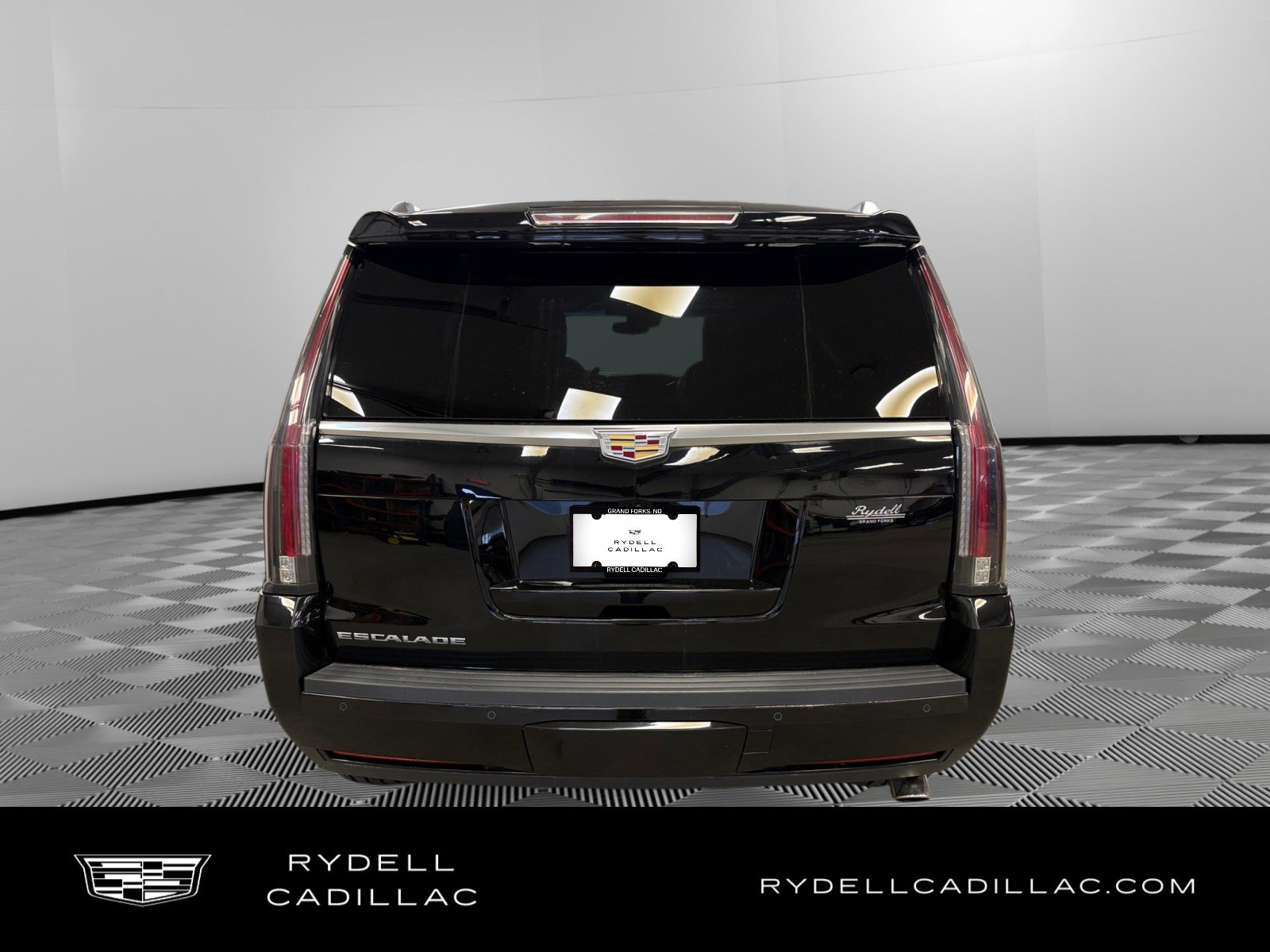 Used 2018 Cadillac Escalade Platinum AWD/4WD image 4