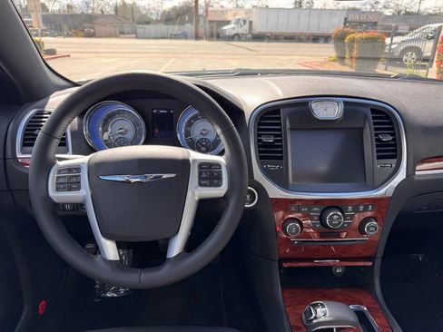 Used 2014 Chrysler 300 w/ Driver Convenience Group RWD image 18