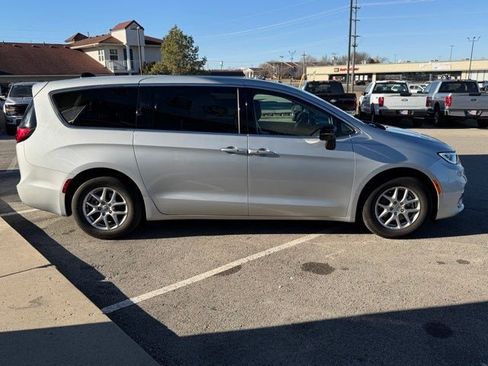 Used 2024 Chrysler Pacifica Touring-L image 7