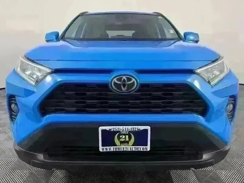 Used 2019 Toyota RAV4 XLE AWD/4WD image 3
