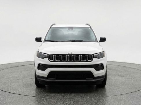 Used 2025 Jeep Compass Latitude image 2