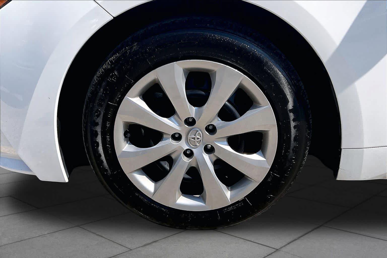 Used 2025 Toyota Corolla LE FWD image 11