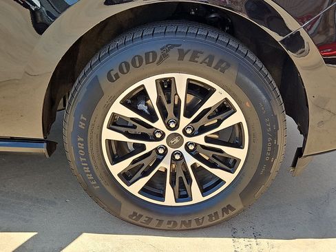 Used 2025 Ford Expedition Max Platinum AWD/4WD image 5