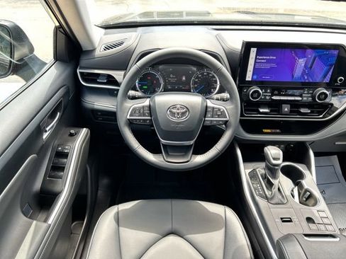 Used 2025 Toyota Highlander XLE AWD/4WD image 28
