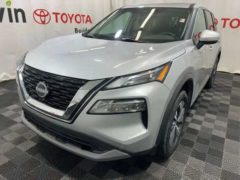 Used 2023 Nissan Rogue SV image 3