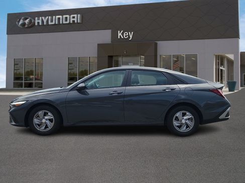 Certified 2025 Hyundai Elantra SE FWD image 6