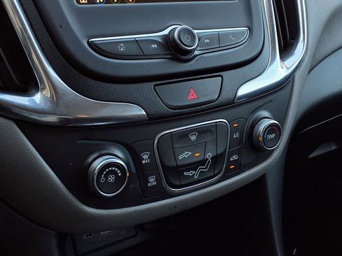 Used 2019 Chevrolet Equinox LS image 9