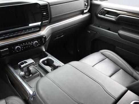 Used 2024 Chevrolet Silverado 1500 LT Trail Boss w/ LT Trail Boss Premium Package AWD/4WD image 15