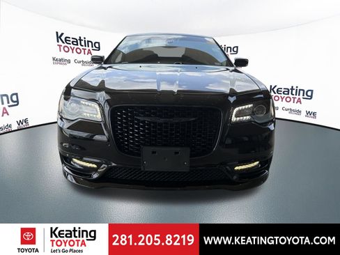 Used 2023 Chrysler 300 Touring L RWD image 8