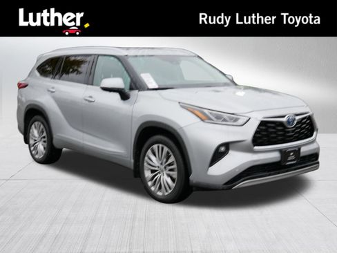 Used 2023 Toyota Highlander Platinum image 1