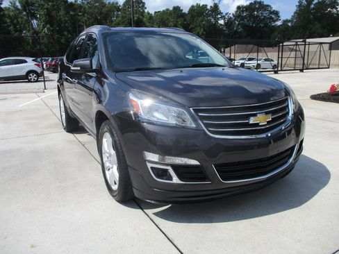 Used 2017 Chevrolet Traverse LT w/ Style and Technology Package FWD image 2