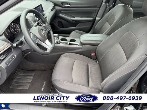 Used 2025 Nissan Altima 2.5 SV FWD image 9